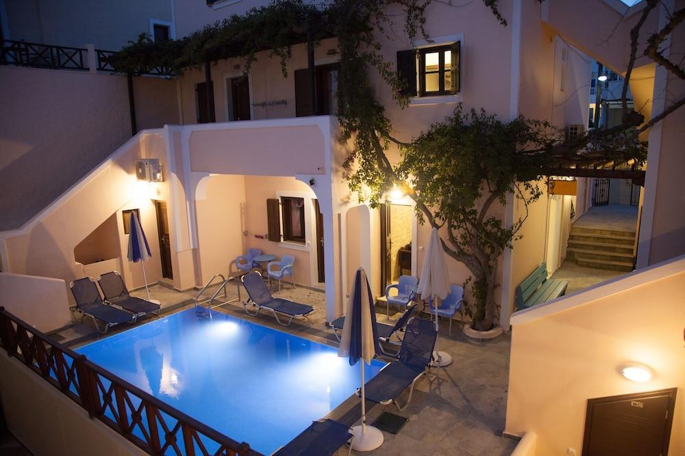 Markakis Studios Fira Town Exterior photo